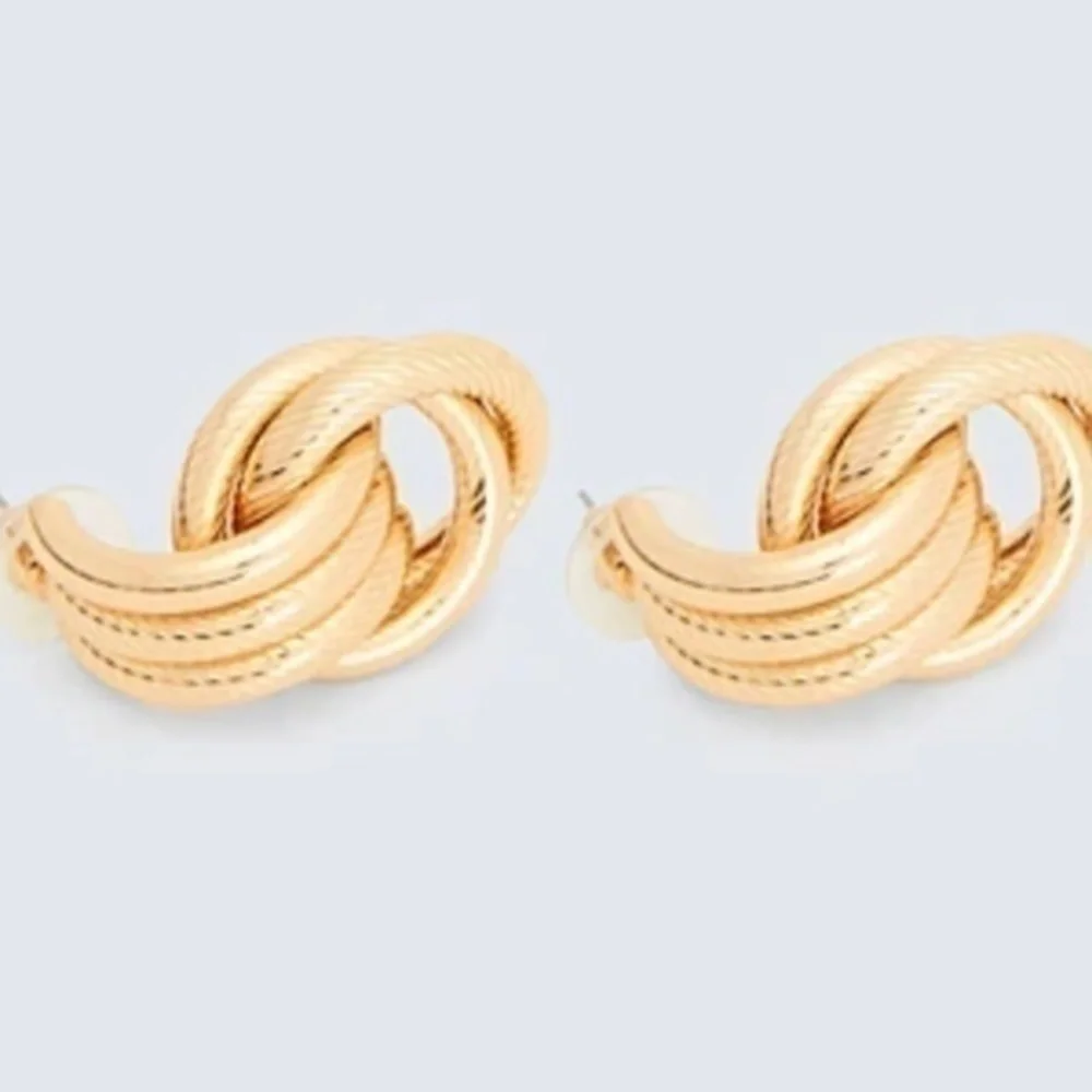 NWB Hoop gold Earrings
